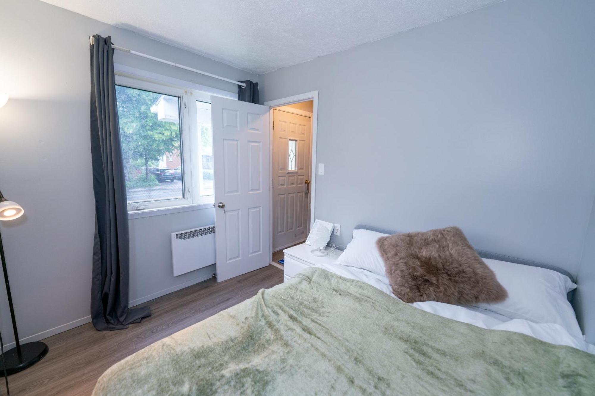 Detached House Near Metro With Private Parking *