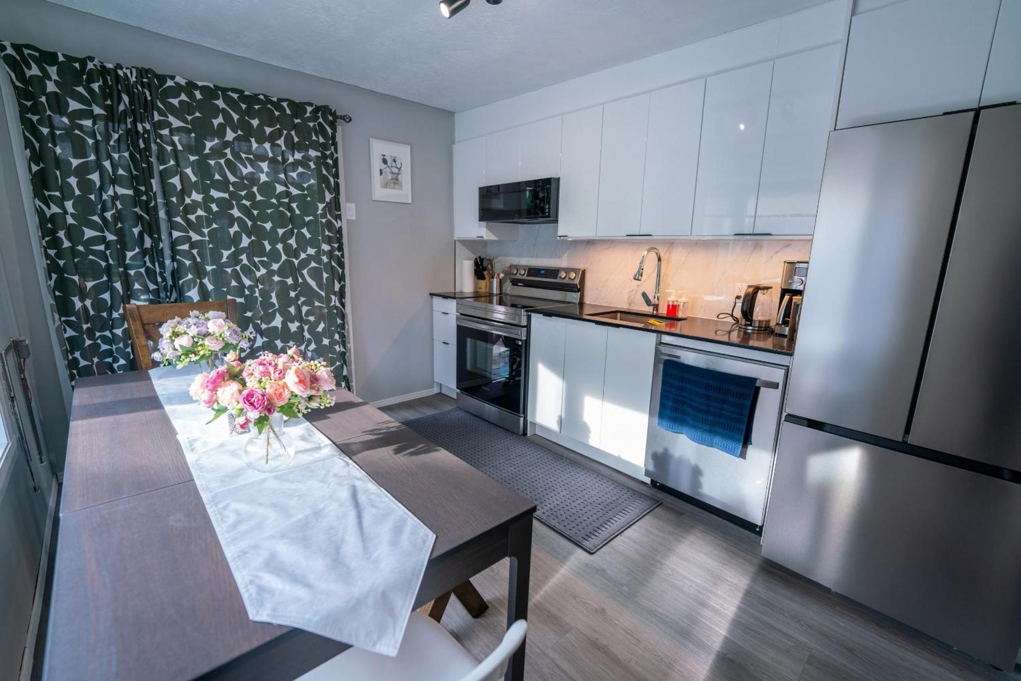 Detached House Near Metro With Private Parking *